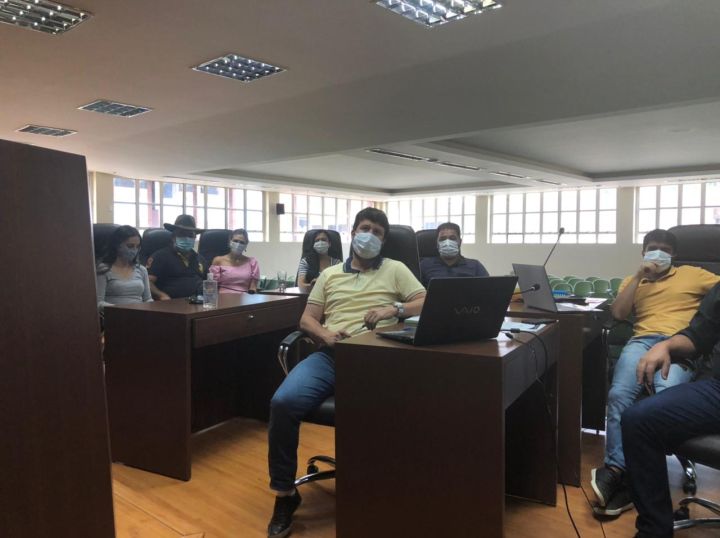 Vereadores e servidores da Câmara participam de cursos de capacitação online nesta manhã Vereadores e servidores da Câmara participam de cursos de capacitação online nesta manhã