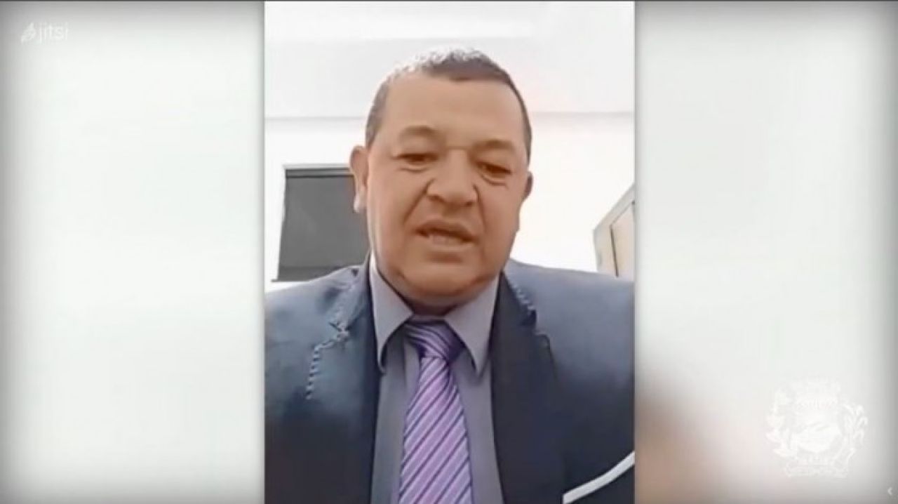 Vereador pede explicação sobre quatro máquinas pesadas paradas no Município Vereador pede explicação sobre quatro máquinas pesadas paradas no Município