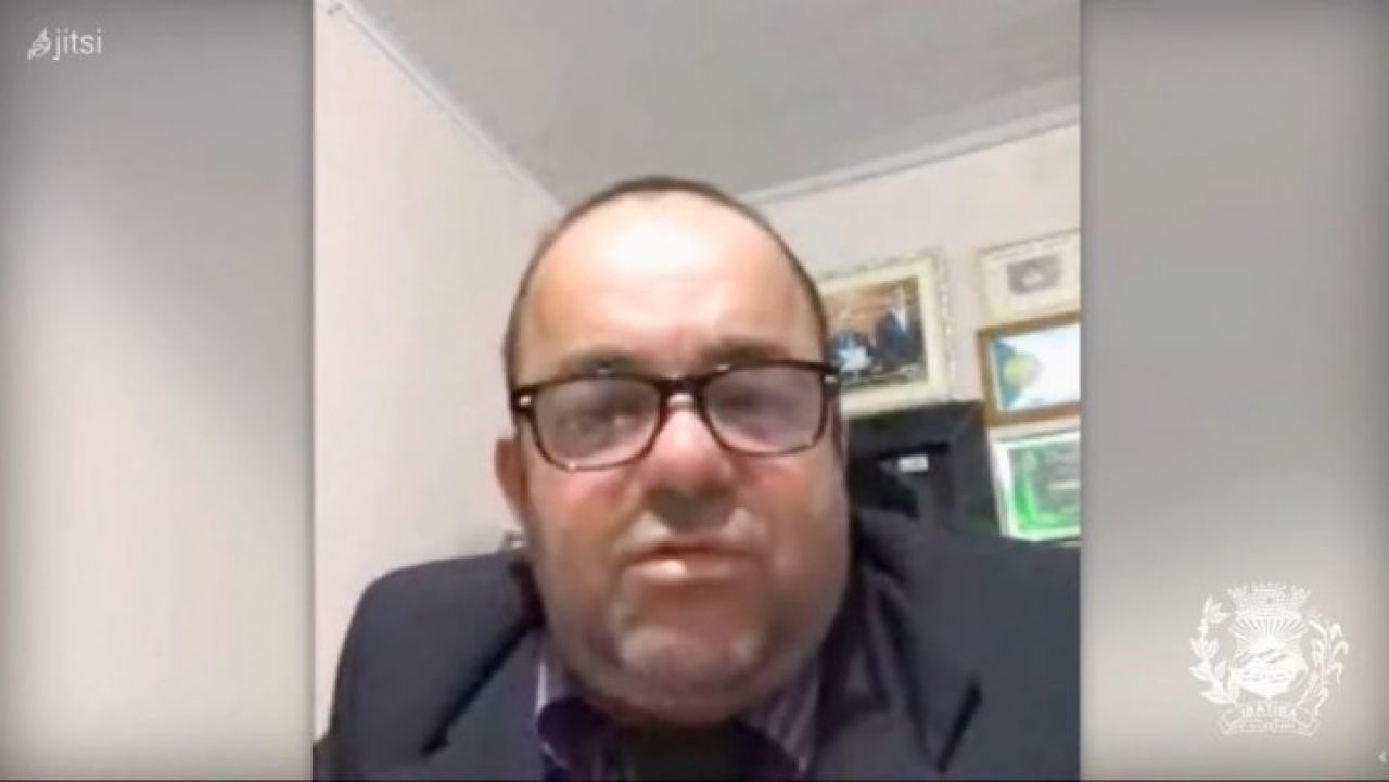 “30 km de calçamento rural irão beneficiar agricultores de Ibatiba”, informou o vereador Robertinho Magnético. “30 km de calçamento rural irão beneficiar agricultores de Ibatiba”, informou o vereador Robertinho Magnético.