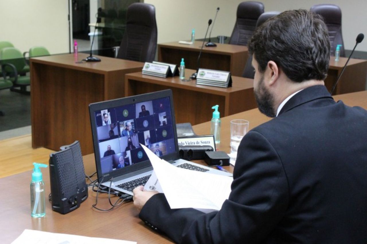 Vereadores aprovam projeto para adequação de Lei que veda aumento de gastos com diárias do Poder Executivo Vereadores aprovam projeto para adequação de Lei que veda aumento de gastos com diárias do Poder Executivo