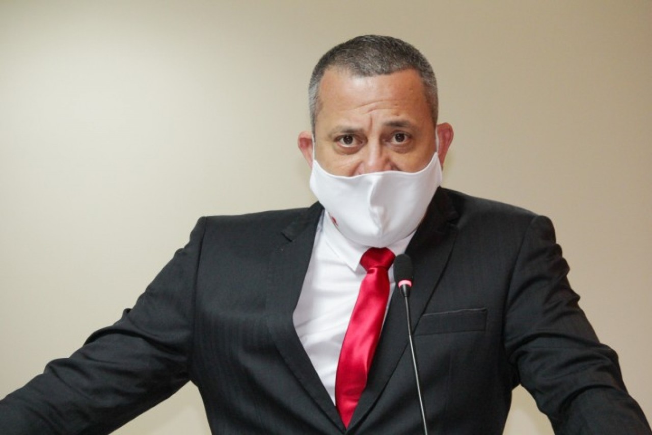 Vereador Leonardo Alexandrino pede por operação tapa-buracos emergencial