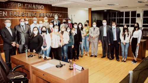 Educação: aprovado Abono Salarial, Piso Nacional e Auxílio Profissional. Educação: aprovado Abono Salarial, Piso Nacional e Auxílio Profissional.