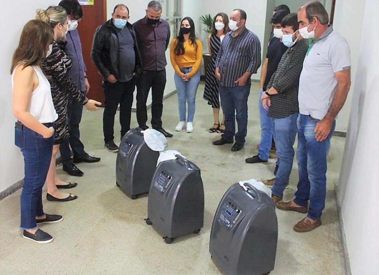 Vereadores acompanham entrega de 10 concentradores de oxigênio à Secretaria de Saúde