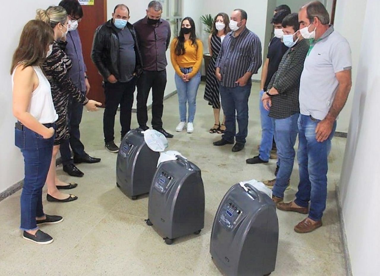 Vereadores acompanham entrega de 10 concentradores de oxigênio à Secretaria de Saúde Vereadores acompanham entrega de 10 concentradores de oxigênio à Secretaria de Saúde