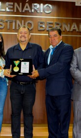 Sessão Solene - Homenagem aos Profissionais da Educação Sessão Solene - Homenagem aos Profissionais da Educação