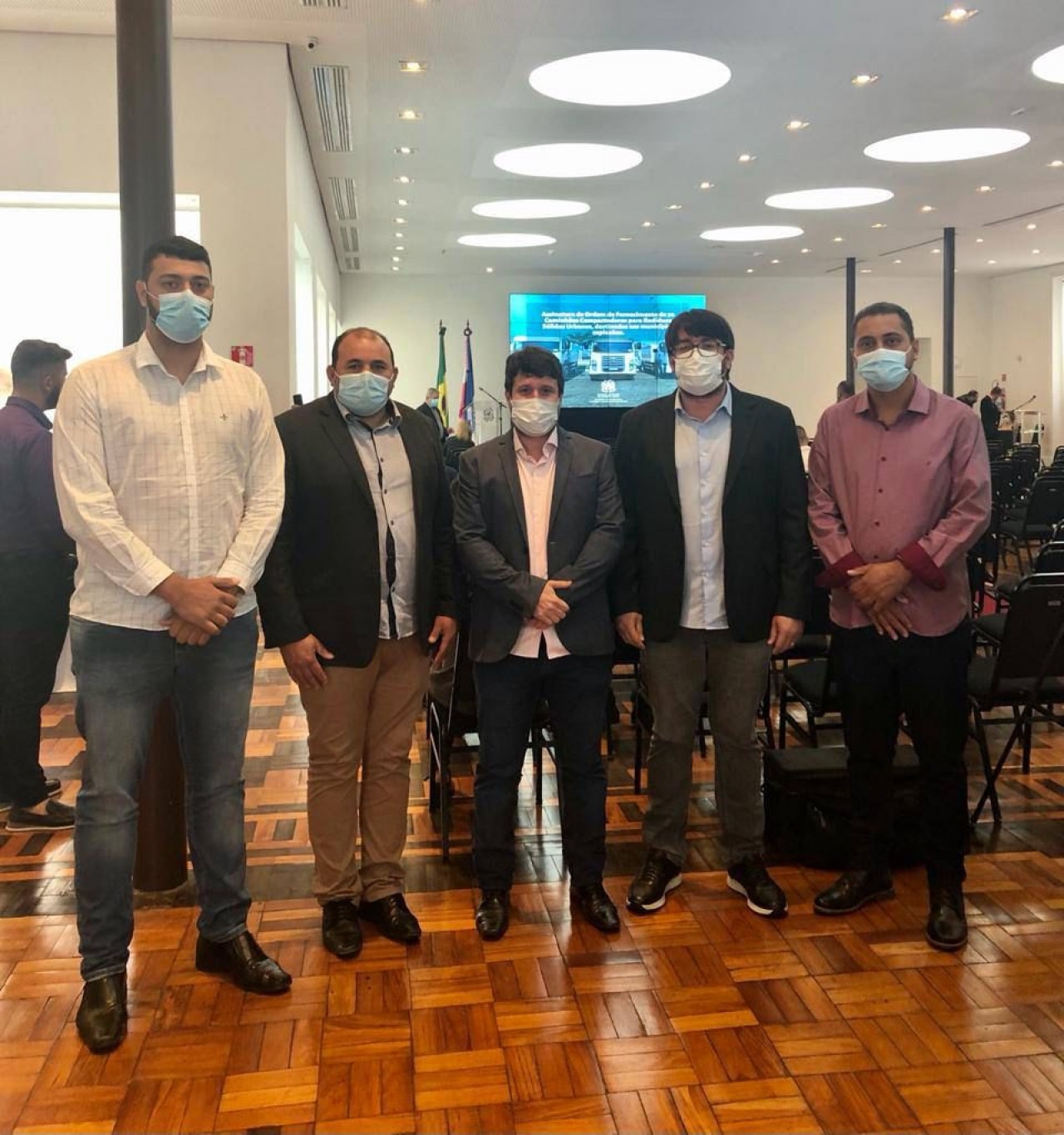 Ibatiba oficializa aquisição de caminhões compactadores de Lixo Ibatiba oficializa aquisição de caminhões compactadores de Lixo