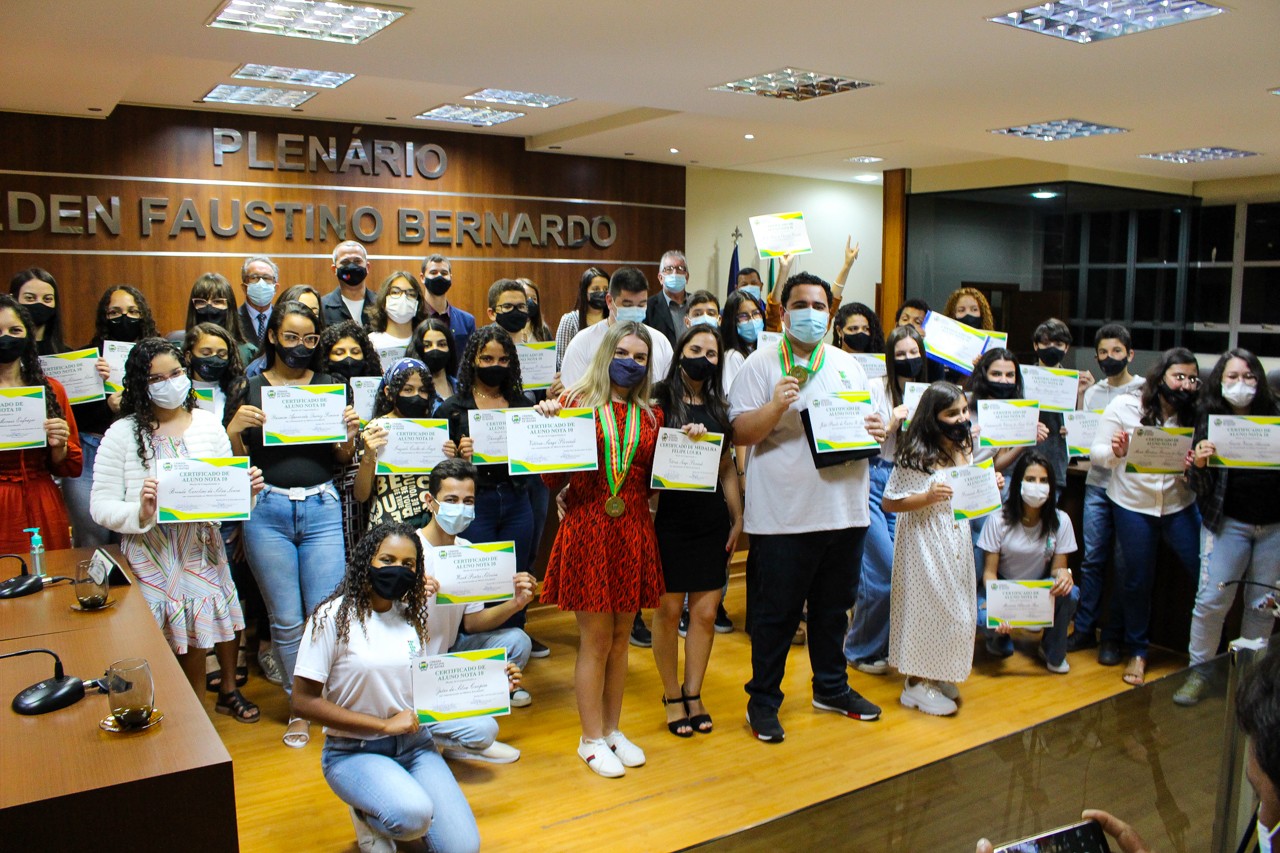 Segunda noite de premiações destaca alunos da rede Estadual e Federal Segunda noite de premiações destaca alunos da rede Estadual e Federal