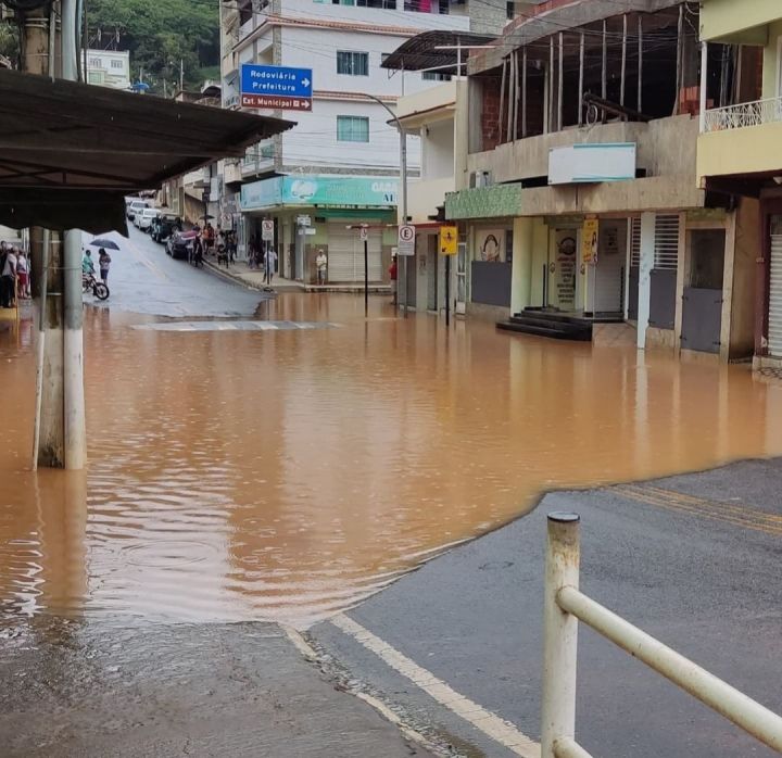 Vereadores visitam áreas alagadas pelas fortes chuvas do fim de semana Vereadores visitam áreas alagadas pelas fortes chuvas do fim de semana