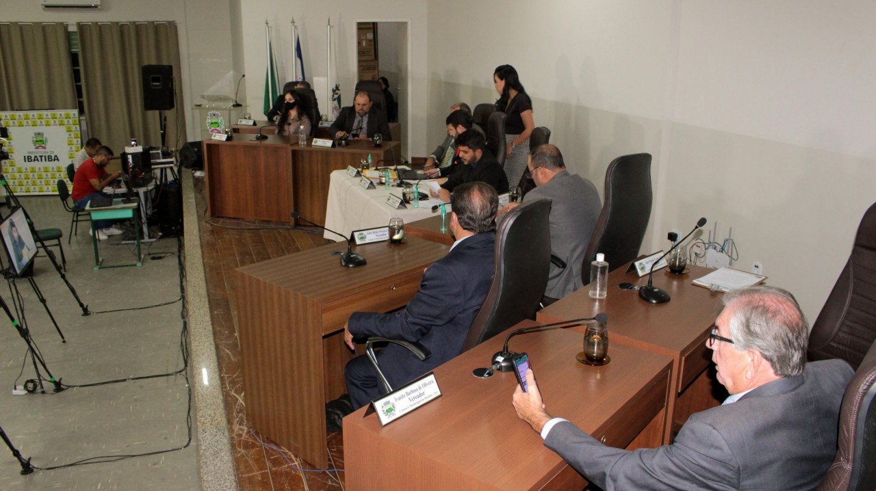 Vereadores analisam projeto de atualização do Regimento Interno Vereadores analisam projeto de atualização do Regimento Interno