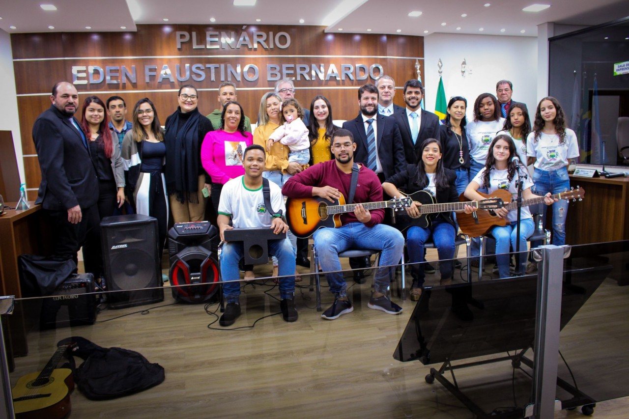 Vereadores recebem estudantes para falar do combate à violência contra a mulher Vereadores recebem estudantes para falar do combate à violência contra a mulher