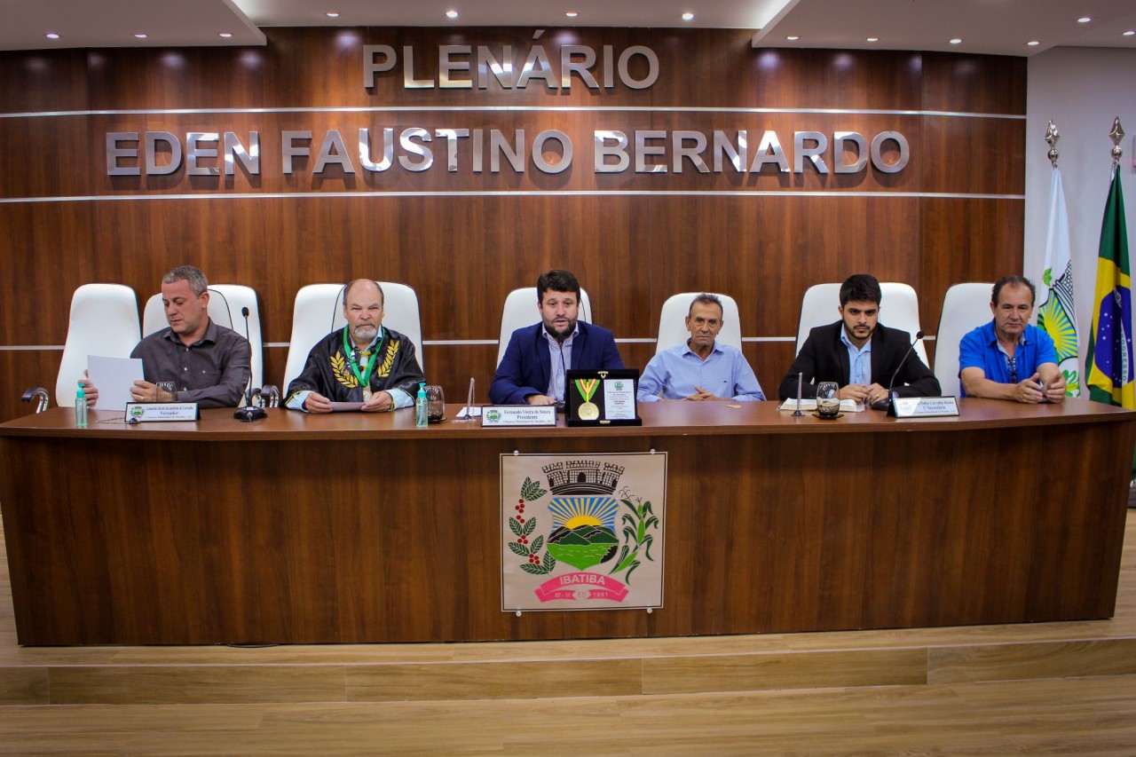 Sessão Solene homenageia personalidades do mundo literário do Município