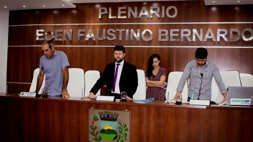 Vereadores aprovam abono de até R$ 25 mil para educadores inclusos no FUNDEB 70 Vereadores aprovam abono de até R$ 25 mil para educadores inclusos no FUNDEB 70