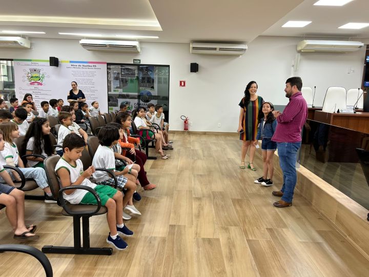 Visita: Estudantes de Ibatiba simulam Sessão Ordinária Visita: Estudantes de Ibatiba simulam Sessão Ordinária