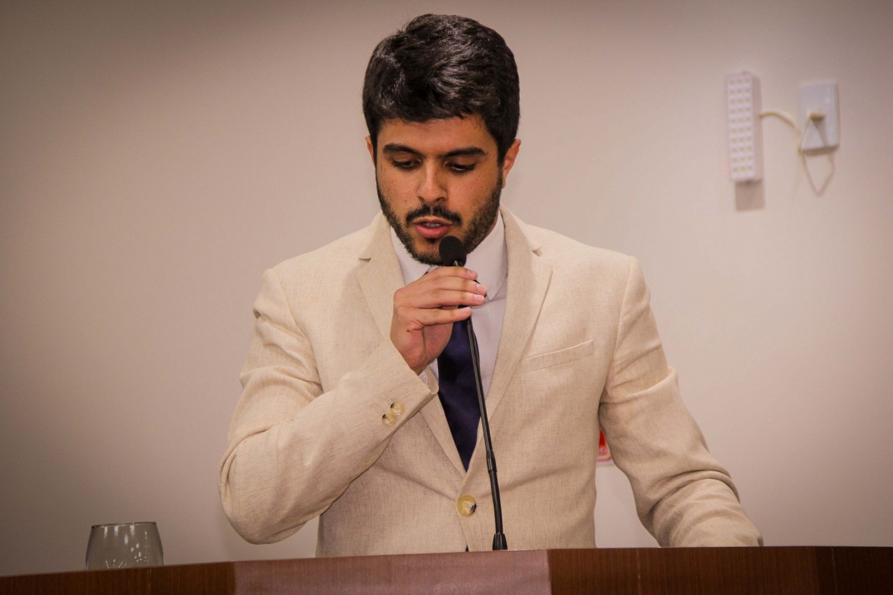 Tribuna: Vereador João Pedro esclarece dúvidas após aprovação do abono da Educação Tribuna: Vereador João Pedro esclarece dúvidas após aprovação do abono da Educação