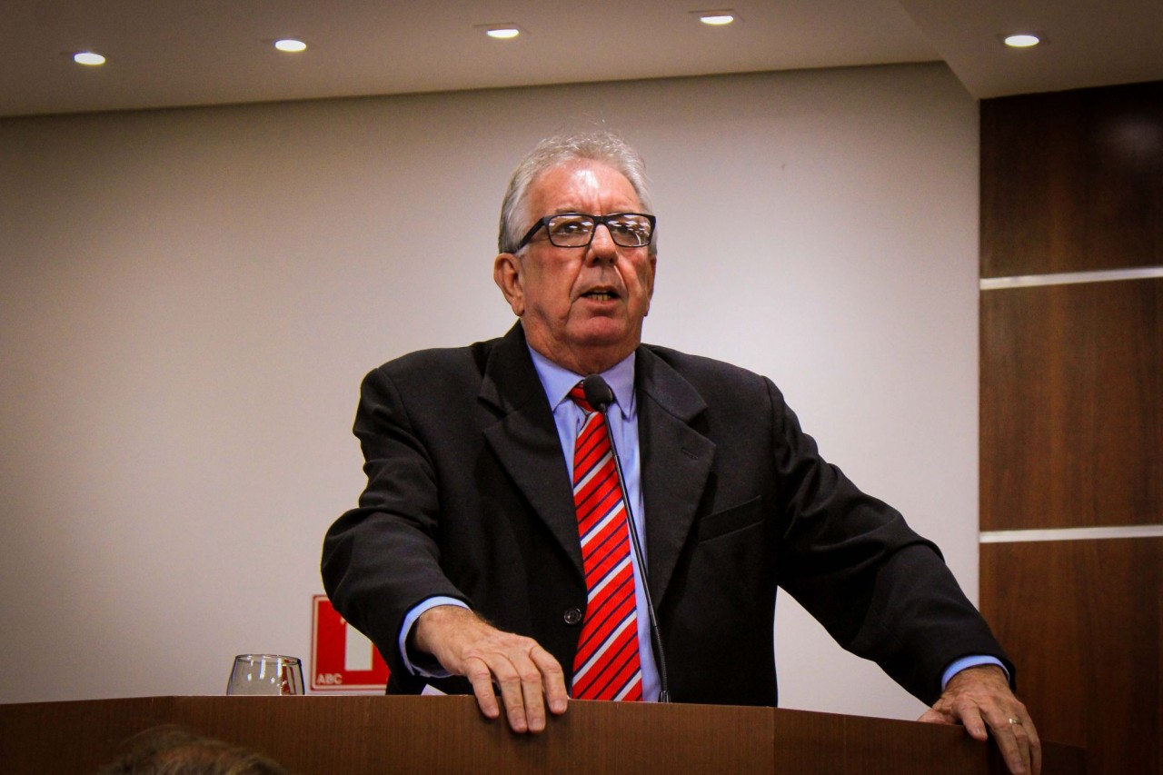 Ivanito Barbosa cobra esclarecimentos sobre veículos parados no Município Ivanito Barbosa cobra esclarecimentos sobre veículos parados no Município