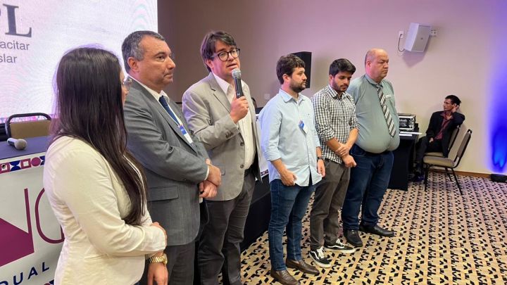 Vereadores de Ibatiba entregam comenda ao Prefeito Luciano Pingo durante congresso Vereadores de Ibatiba entregam comenda ao Prefeito Luciano Pingo durante congresso