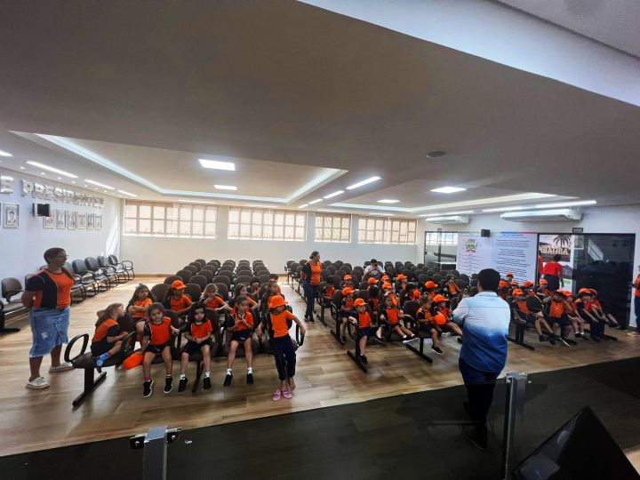 Câmara Municipal recebe visita de alunos através do Programa Escolas no Legislativo Câmara Municipal recebe visita de alunos através do Programa Escolas no Legislativo