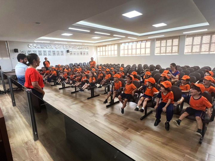 Câmara Municipal recebe visita de alunos através do Programa Escolas no Legislativo Câmara Municipal recebe visita de alunos através do Programa Escolas no Legislativo