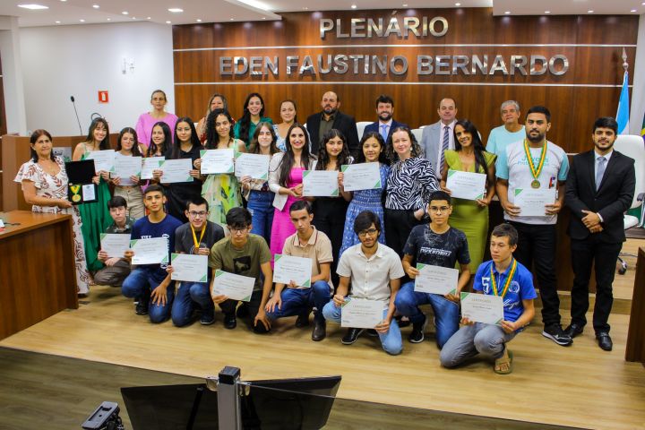 Câmara de Ibatiba entrega certificado Aluno Nota 10 para estudantes do município Câmara de Ibatiba entrega certificado Aluno Nota 10 para estudantes do município