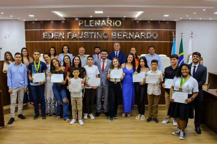 Câmara de Ibatiba entrega certificado Aluno Nota 10 para estudantes do município Câmara de Ibatiba entrega certificado Aluno Nota 10 para estudantes do município