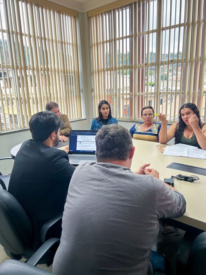 Reunião na Câmara Municipal põe em pauta abono salarial para profissionais da Educação Reunião na Câmara Municipal põe em pauta abono salarial para profissionais da Educação